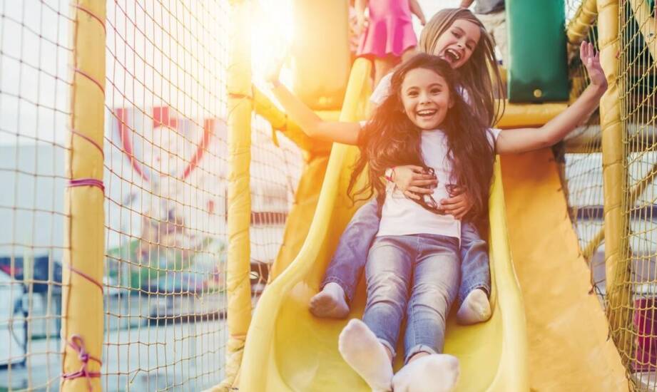 W jaki sposób wyposażenie sali zabaw może generować dodatkowe źródło dochodu?