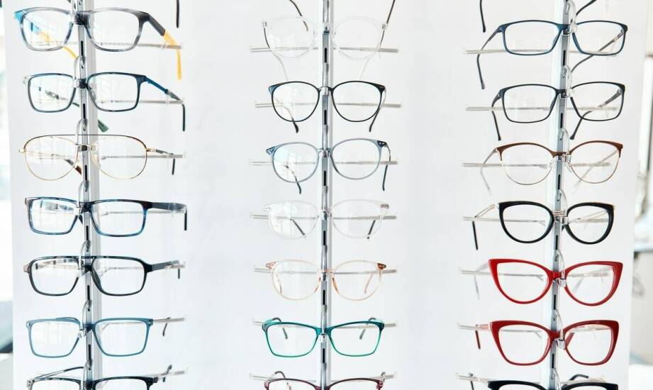 Jakie technologie stosowane są w okularach, aby zwiększyć komfort ich noszenia?