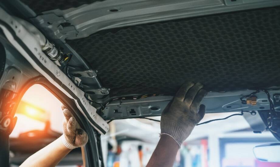 Czy naprawa podsufitki może wpłynąć na akustyczną izolację w aucie?