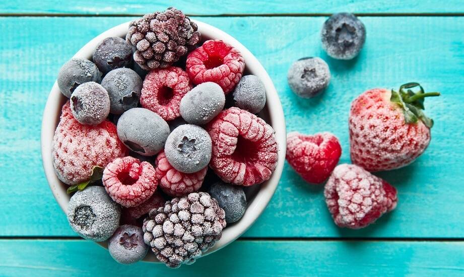 Jak wykorzystać owoce mrożone do tworzenia orzeźwiających napojów i koktajli?