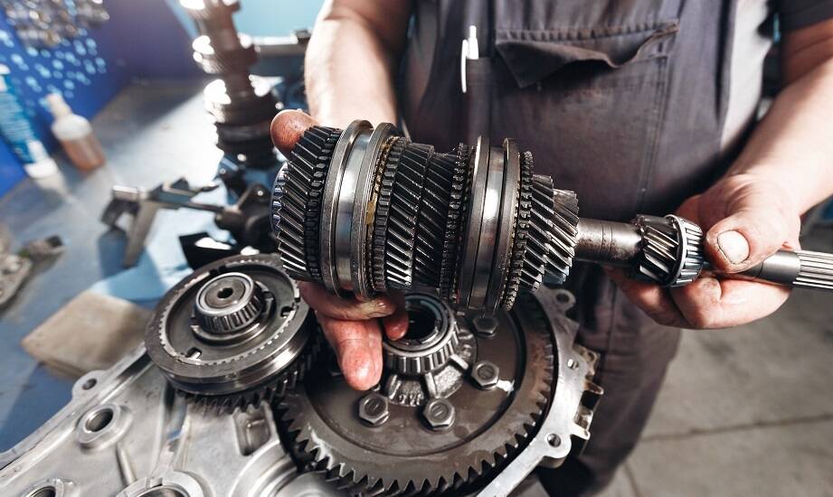 Regeneracja skrzyni biegów: co obejmuje usługa profesjonalnego warsztatu?