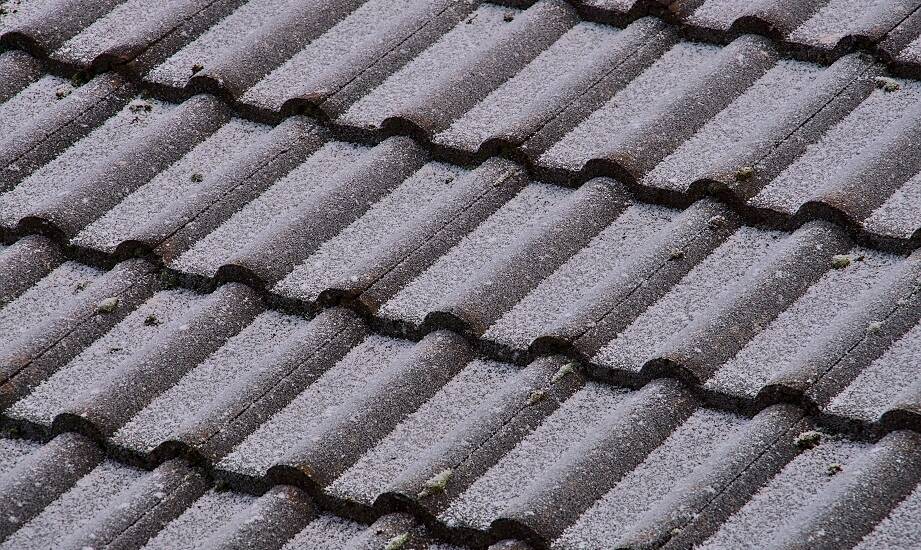 Jak blachodachówka z posypką mineralną wpływa na estetykę i koszt dachu?