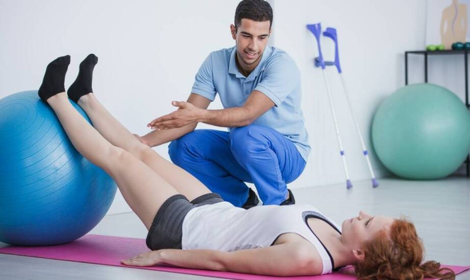 Jak przebiega proces leczenia sportowych urazów stawu kolanowego?