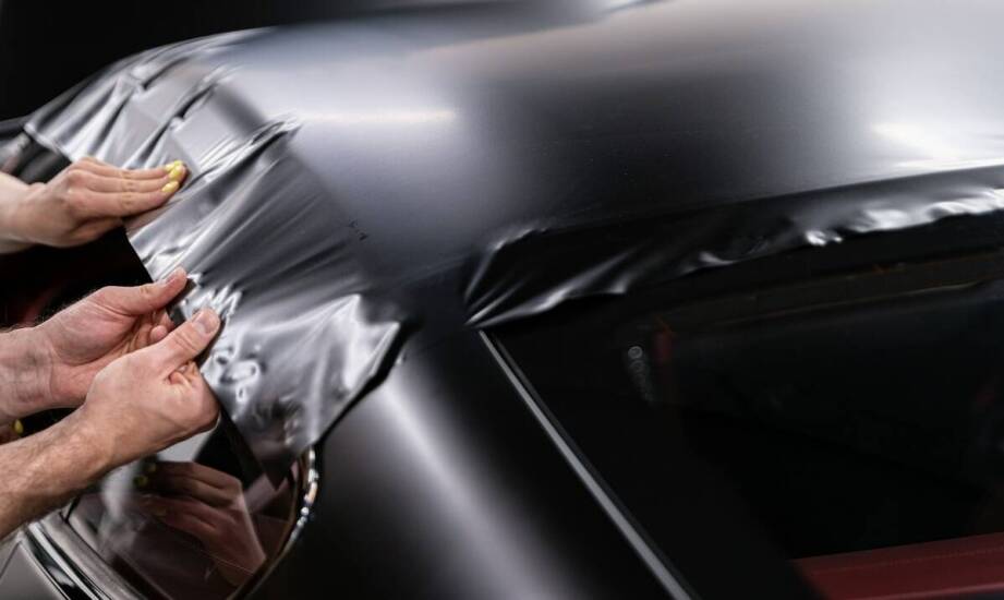 Wpływ ochronnej folii na aerodynamikę samochodu – fakty i mity