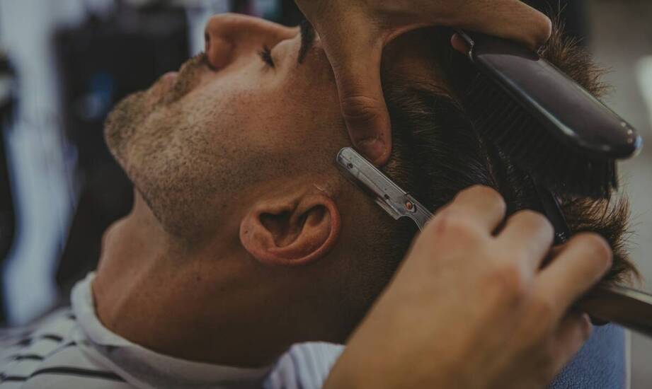 Co wyróżnia męskie strzyżenie oferowane przez fryzjera na Kabatach?