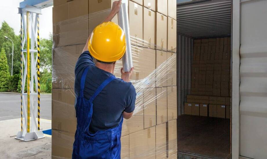 Rola foliowych kapturów na palety w poprawie wydajności logistycznej