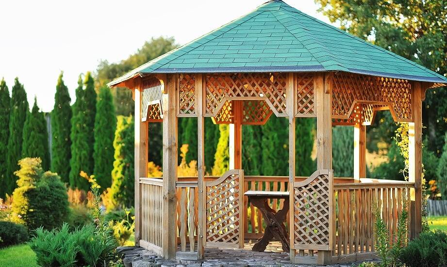 Altanki ogrodowe – jak wybrać model odpowiedni na każdą pogodę?