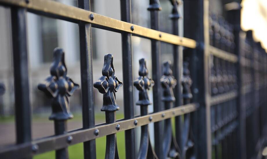 Frontowe ogrodzenia z dekoracyjnymi elementami: jakie opcje są dostępne?