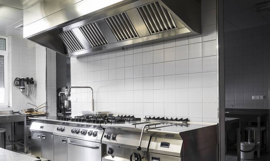 Efektywność energetyczna a wybór modelu okapu kuchennego przemysłowego