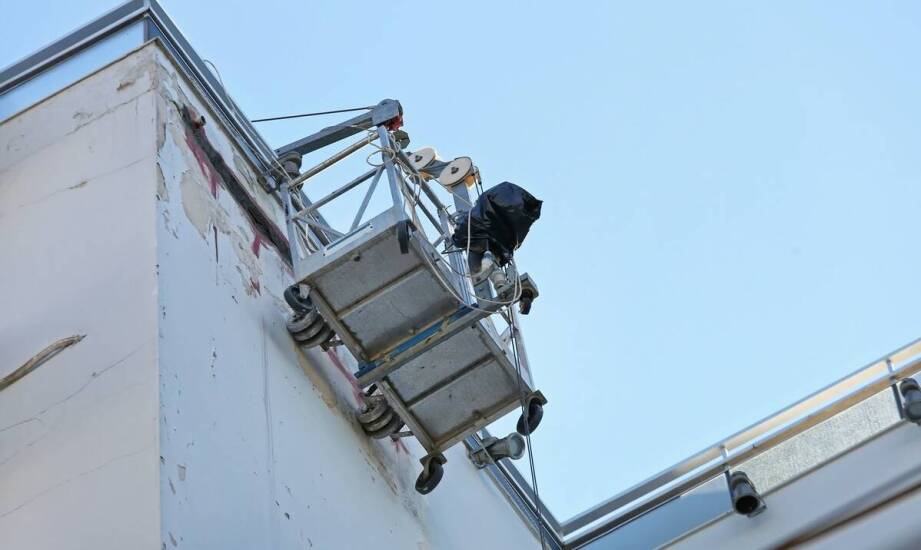 Wynajem koszowego podnośnika a prace przy konserwacji elewacji budynków