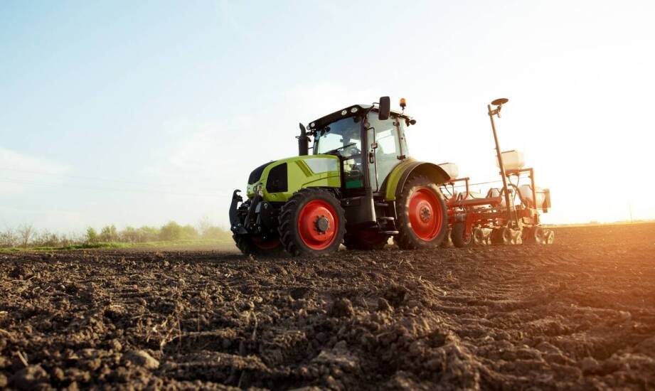 Precyzyjne prowadzenie ciągnika z systemem NX612 Chcnav – co warto wiedzieć?