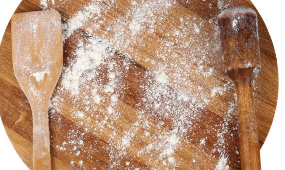 Jakie są zalety stosowania spożywczej soli kamiennej w piekarnictwie?