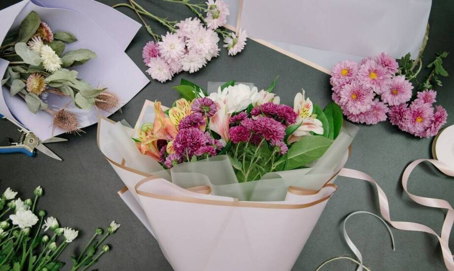 Jak ozdobny papier do kwiatów może odmienić wystrój wnętrz?