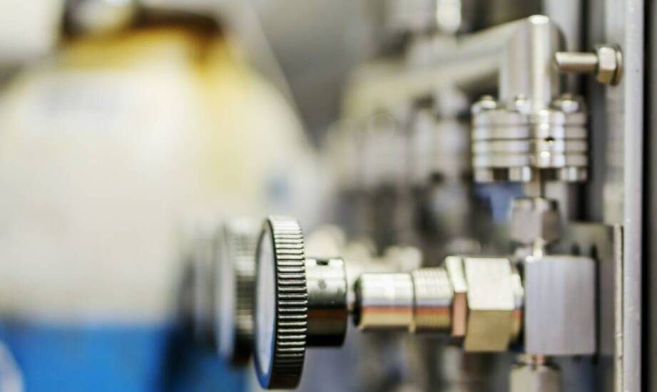 Jak dobrać odpowiednie gazowe przyłącza do laboratoryjnych dygestoriów?