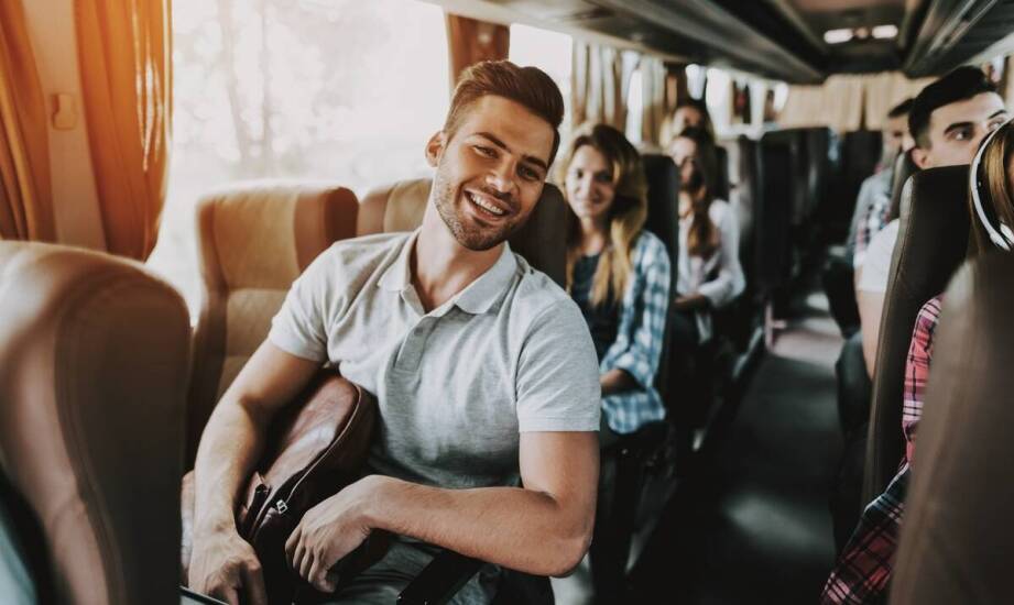 Komfort grupowej podróży dzięki nowoczesnym busom z wypożyczalni