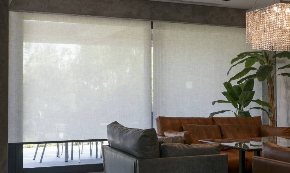 Efektywność przeciwsłonecznych rolet w dachowych oknach Fakro