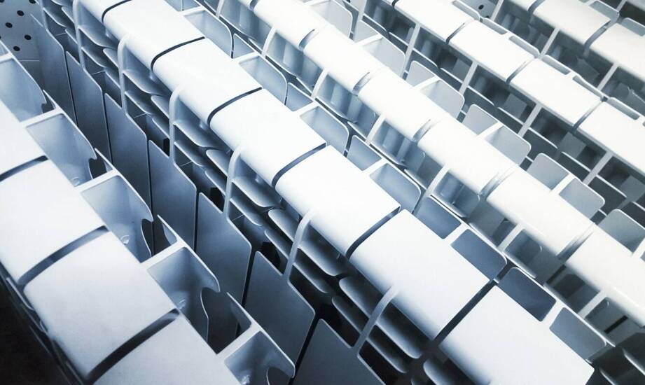 Jak kolczaste płytki wpływają na stabilność konstrukcyjnych słupków?