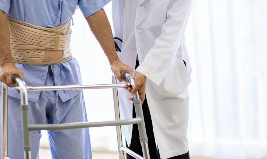 Jak przebiega pionizacja pacjenta po operacji kręgosłupa?