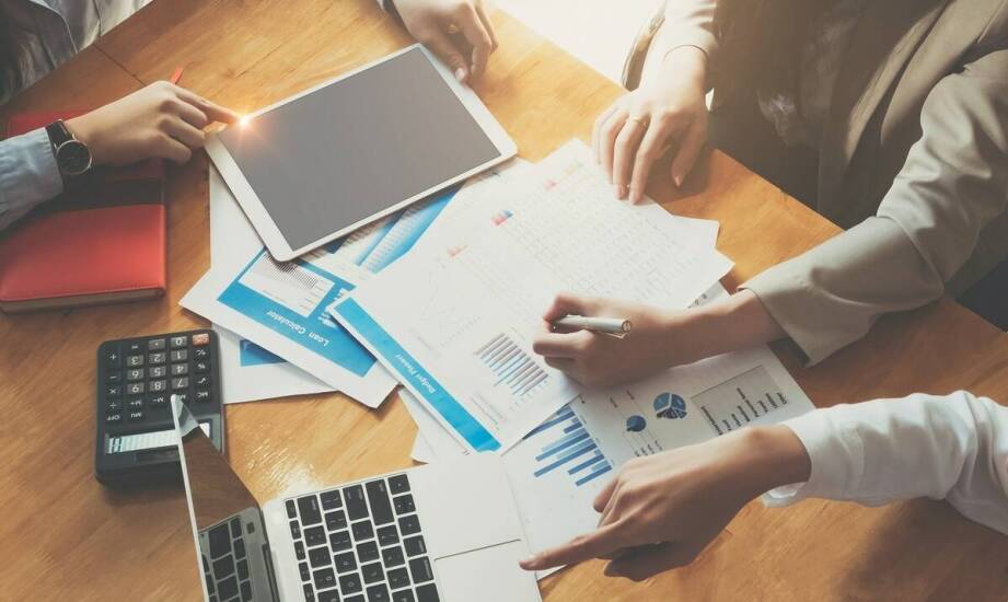 Kluczowe korzyści z outsourcingu płacowej obsługi dla przedsiębiorstw
