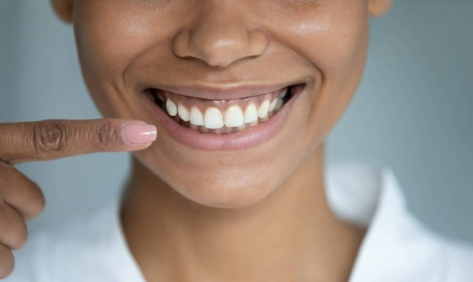 Jakie są zalety stosowania porcelanowych licówek w estetycznej stomatologii?