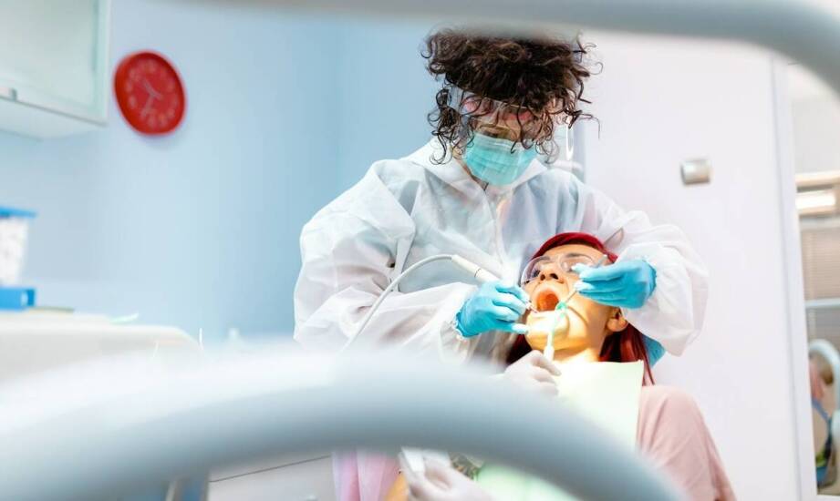 Co warto wiedzieć o procesie usuwania zębów ósemek?