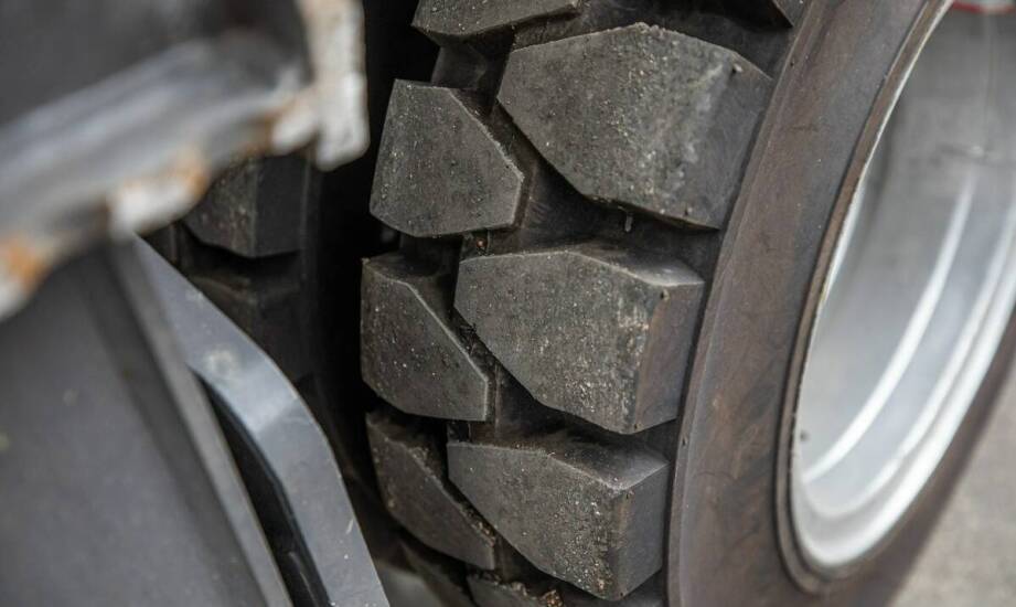 Rola opony 20.5R25 w optymalizacji zużycia paliwa