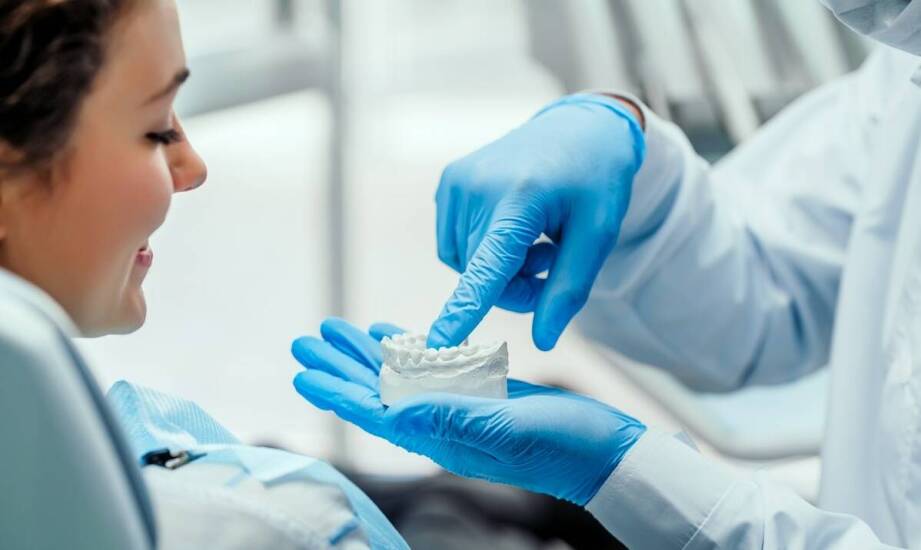 Jak protetyka wspiera ortodontyczne leczenie?