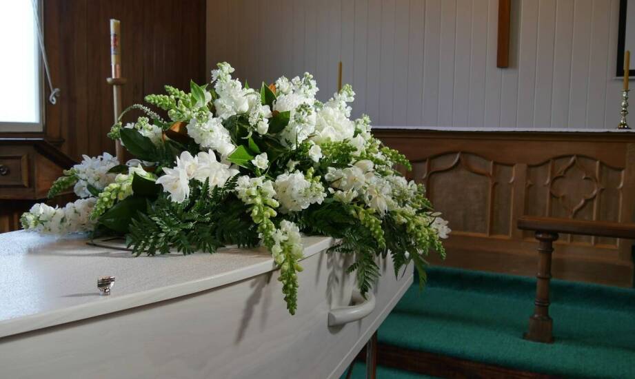 Jakie kwiatowe kompozycje wybrać na świeckie i religijne pogrzeby?