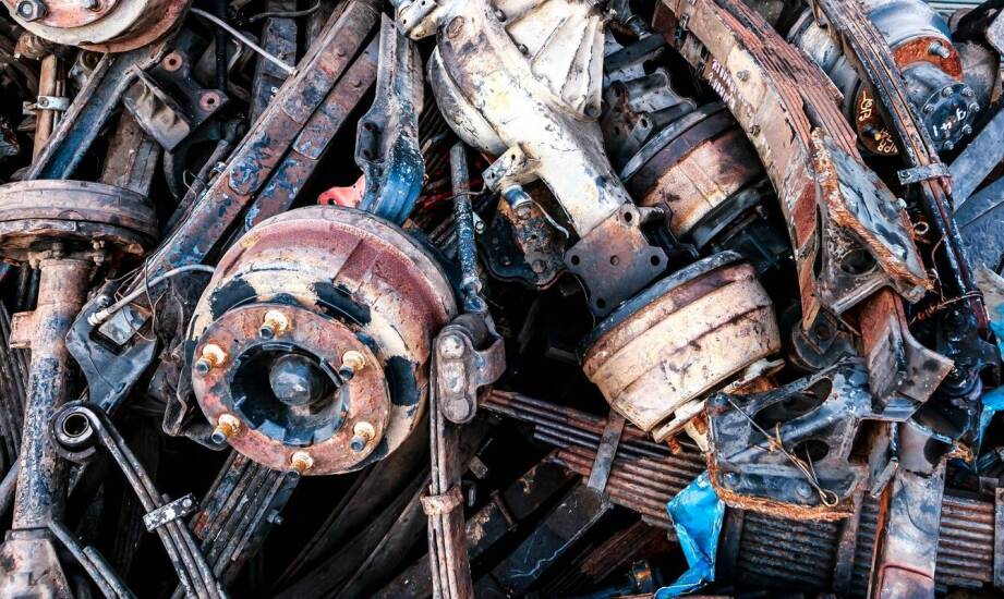 Jakie są korzyści ze sprzedaży starych produkcyjnych maszyn do skupu złomu?