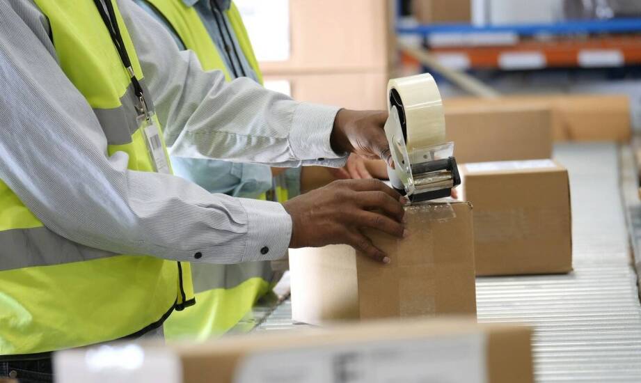 Jak pakowa taśma wpływa na bezpieczeństwo przesyłek w magazynach?