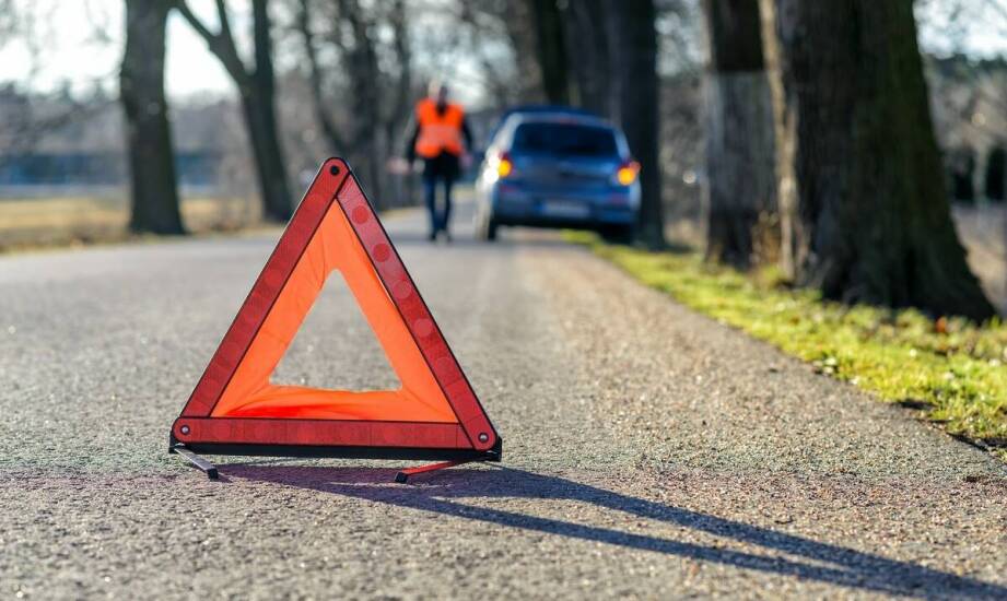 Jak pomoc drogowa reaguje na wezwania w nagłych sytuacjach drogowych?