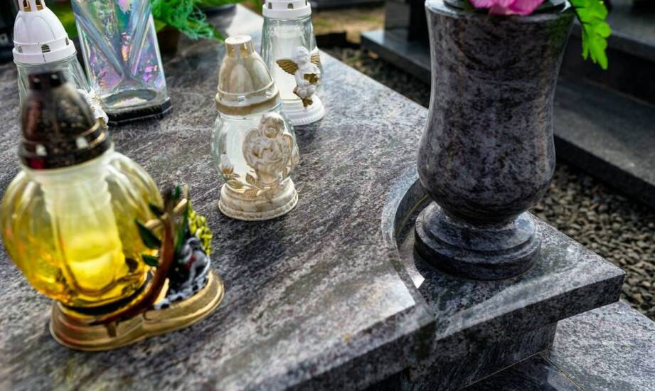 Zalety wyboru znicza z podstawką dla lepszej stabilności na cmentarzu.