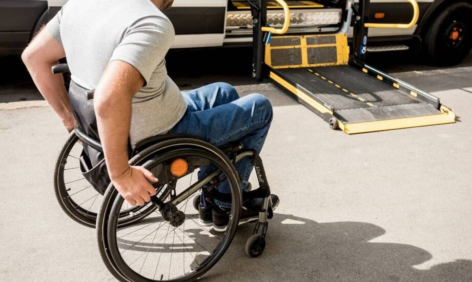 Jakie usługi transportu sanitarnego oferuje się osobom z ograniczeniami ruchowymi?