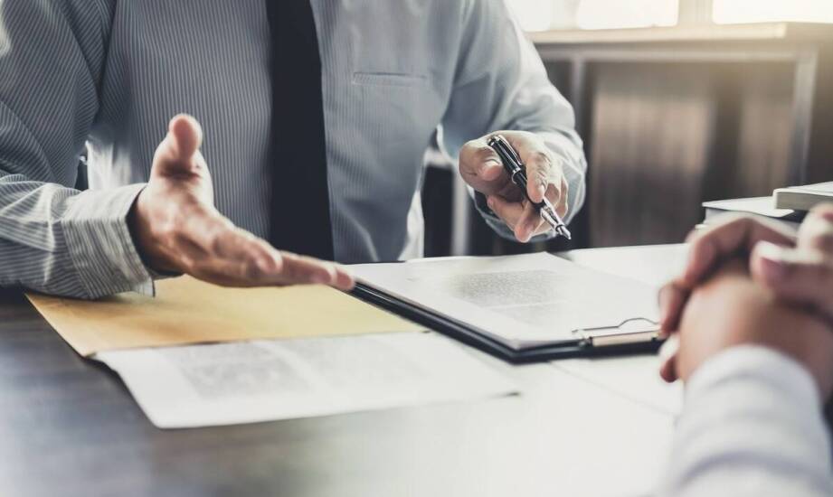 Profesjonalne doradztwo prawne w zakresie umów o pracę oferowane przez kancelarię.