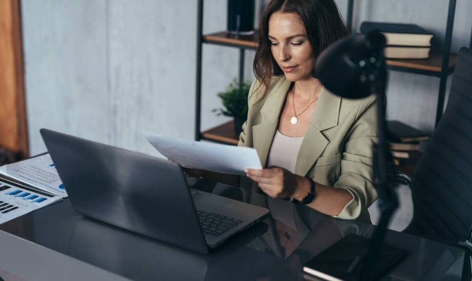 Tłumaczenie notarialnych aktów: dlaczego warto skorzystać z usług przysięgłego tłumacza?