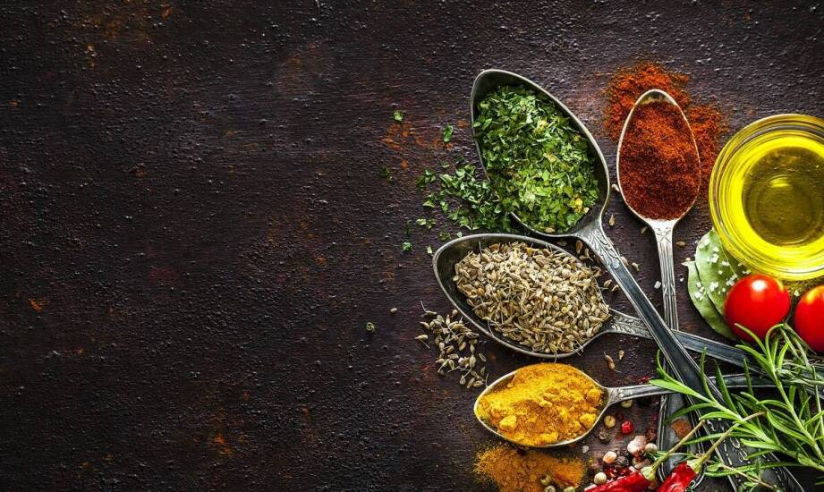 Jakie właściwości powinny mieć przyprawy do wędzenia, aby podkreślać smak potraw?