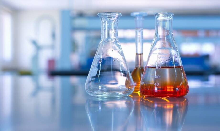 Wpływ czystej proszkowej kofeiny na innowacje w branży farmaceutycznej