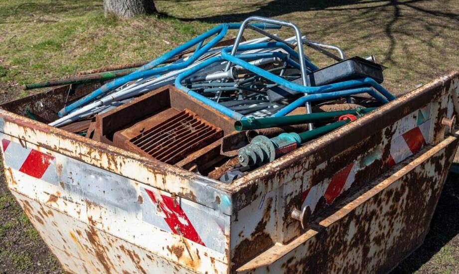 Dlaczego warto wynająć kontener na budowlane odpady zamiast wywozić je samodzielnie?