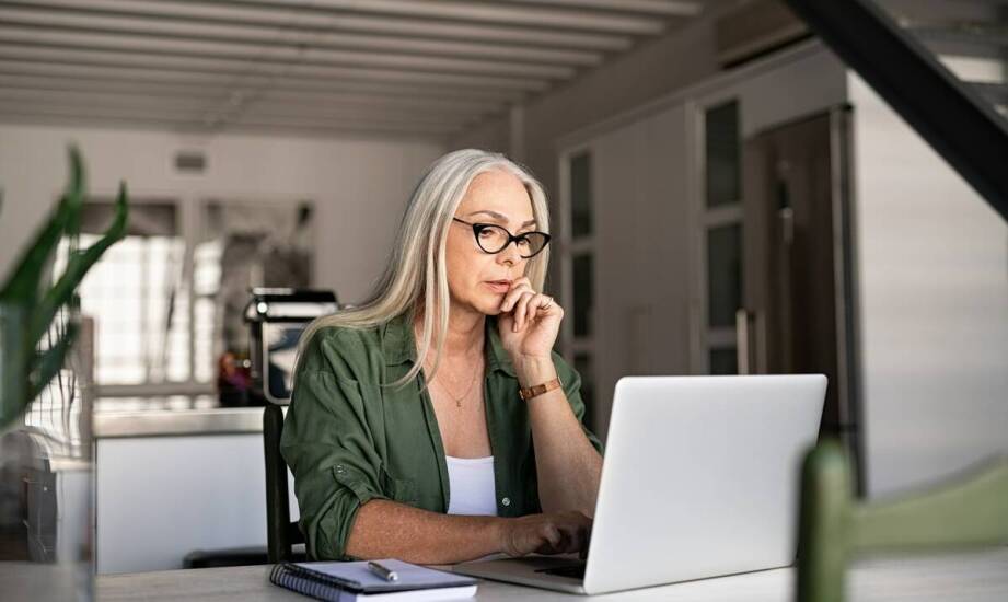 Jak opinie wpływają na wybór domu dla seniora dla bliskiej osoby?