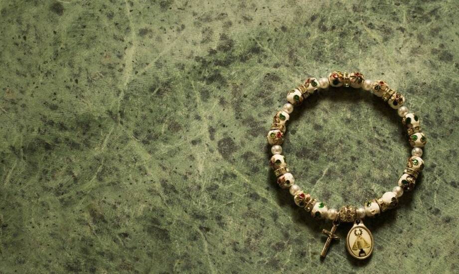 Jak nosić różaniec bransoletkę damską na co dzień i od święta?