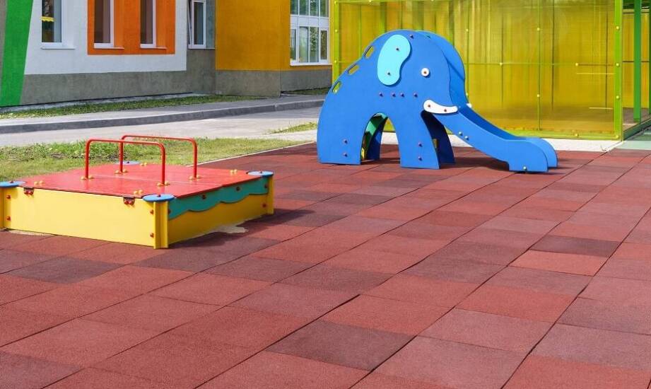 Płyty gumowe na plac zabaw – kluczowe cechy, które warto znać