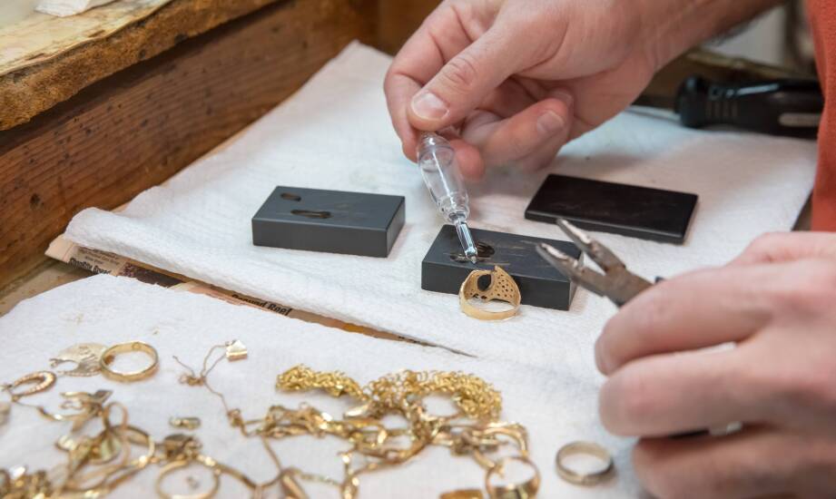 Wyposażenie pracowni jubilerskiej: Niezbędne narzędzia do oksydowania na zimno