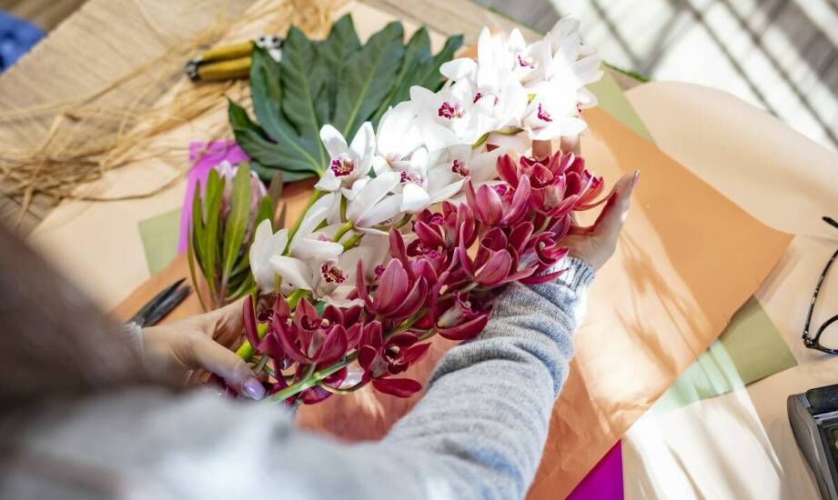 Porównanie różnych materiałów używanych w produkcji sztucznych kwiatów