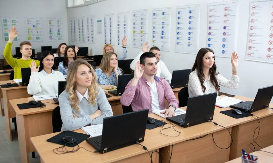 W jaki sposób kursy chemiczne online wspierają przygotowanie do egzaminu?