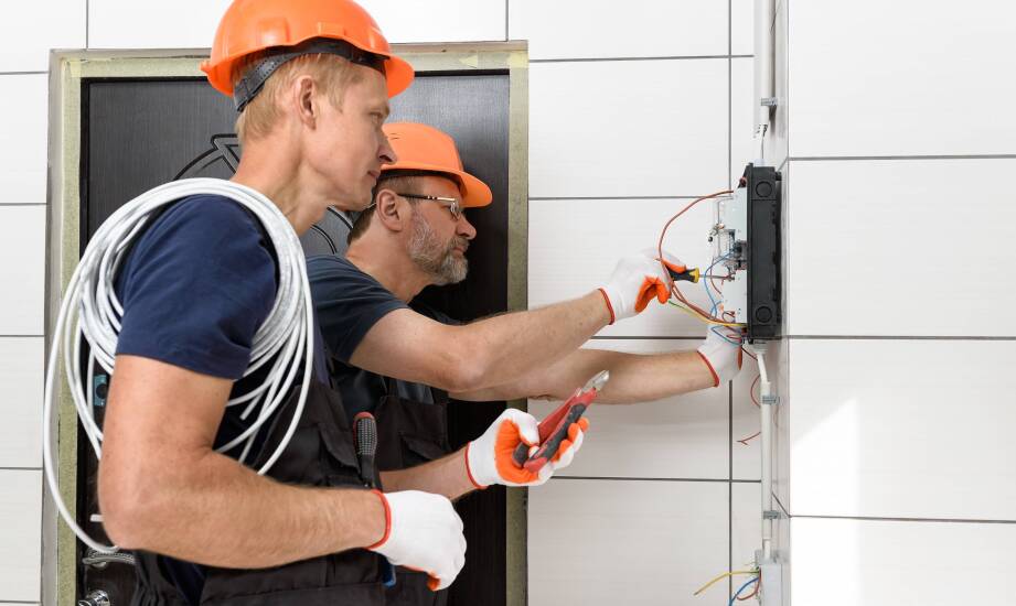 Montaż instalacji elektrycznych w kontekście ekologicznych rozwiązań