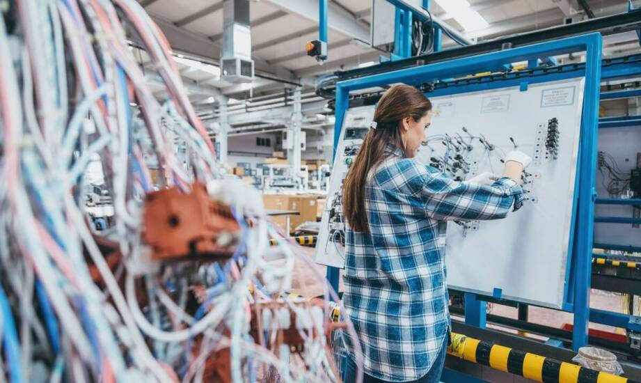 Porównanie ofert pracy dla elektroników w różnych sektorach na niemieckim rynku