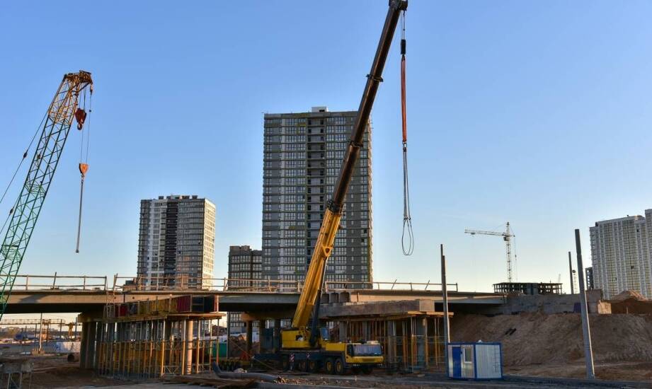 Znaczenie kompleksowych usług dźwigowych w projektach infrastrukturalnych.
