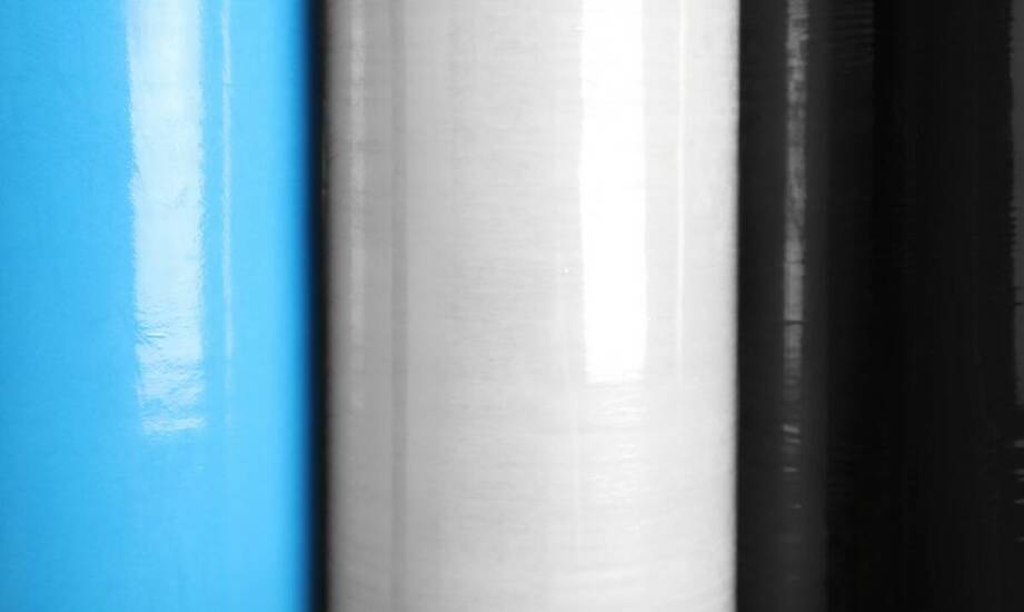 Wybór między folią stretch a folią termokurczliwą – co lepiej sprawdzi się w Twojej firmie?