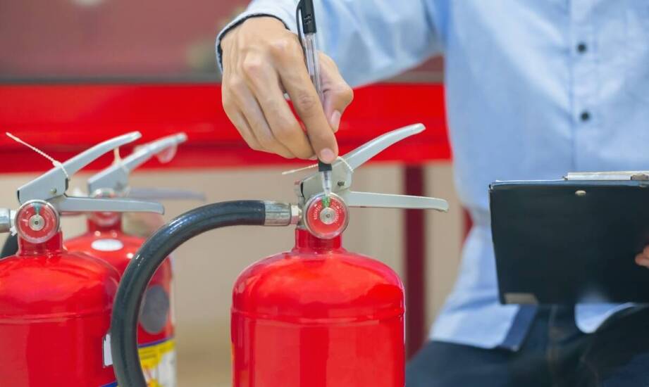Przegląd gaśnic a bezpieczeństwo pożarowe – co jest kluczowe na Śląsku?