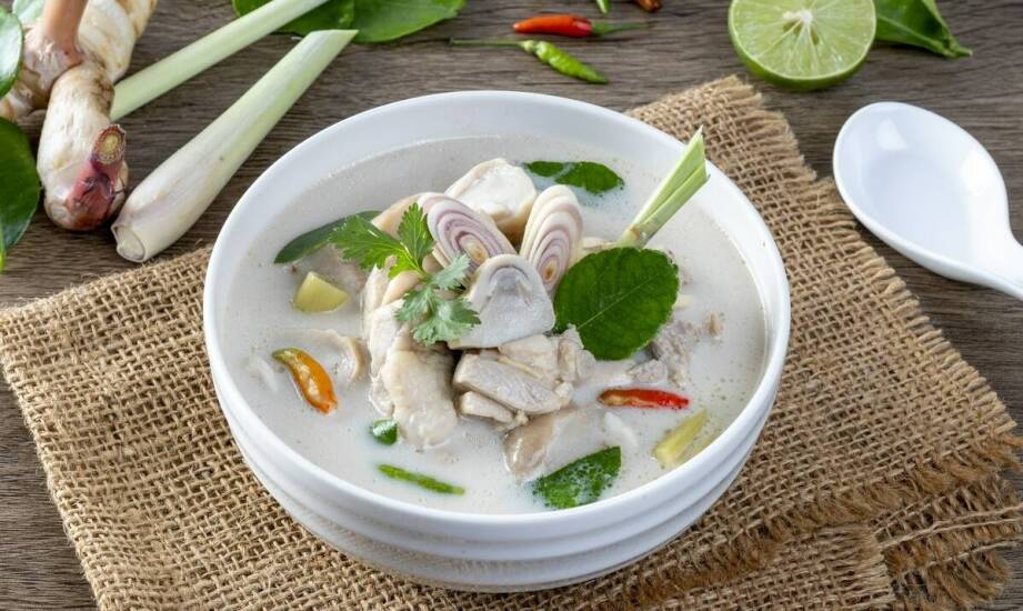 Zupa Tom Khaa Gai: Aromatyczna podróż do wnętrza Tajlandii